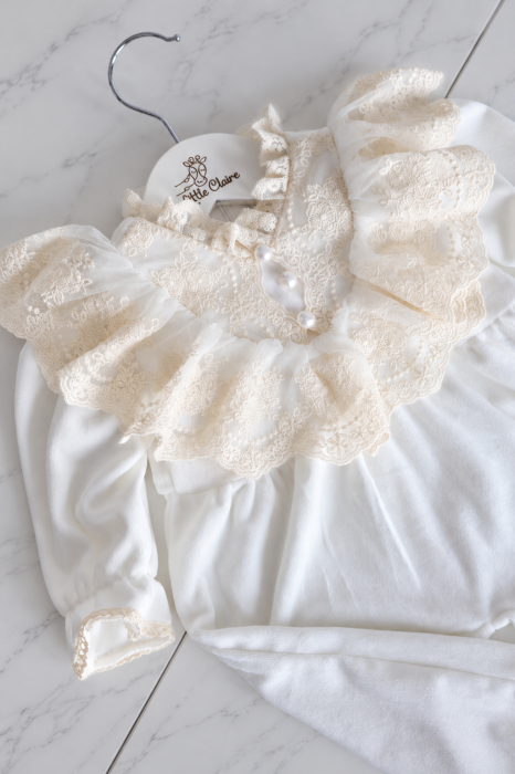 Salopetă elegantă pentru fetițe Alma, din catifea ivory cu dantelă – Little Claire [2]