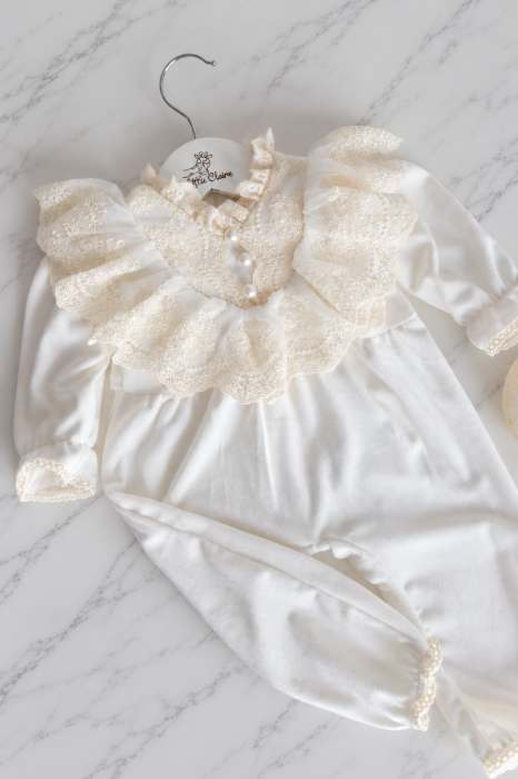 Salopetă elegantă pentru fetițe Alma, din catifea ivory cu dantelă – Little Claire [3]