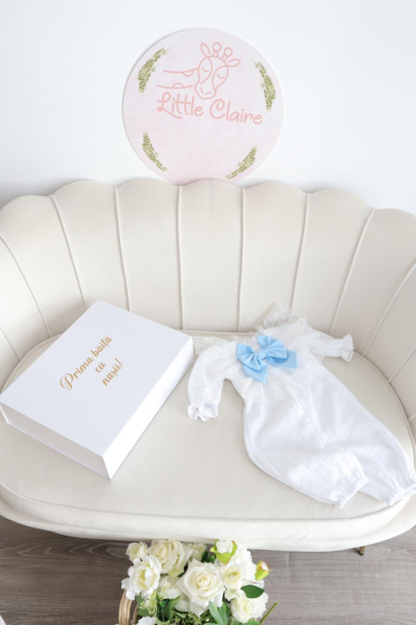 Set băița cu nașii: cutie elegantă, prosop cu capișon, salopetă muselină, body și ingrediente tradiționale – miere, grâu, busuioc, petale, săpun. [1]