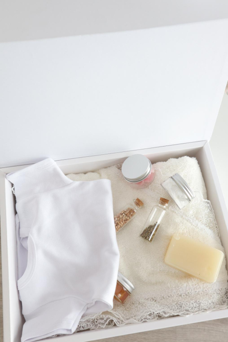 Set băița cu nașii: cutie elegantă, prosop cu capișon, salopetă muselină, body și ingrediente tradiționale – miere, grâu, busuioc, petale, săpun. [2]