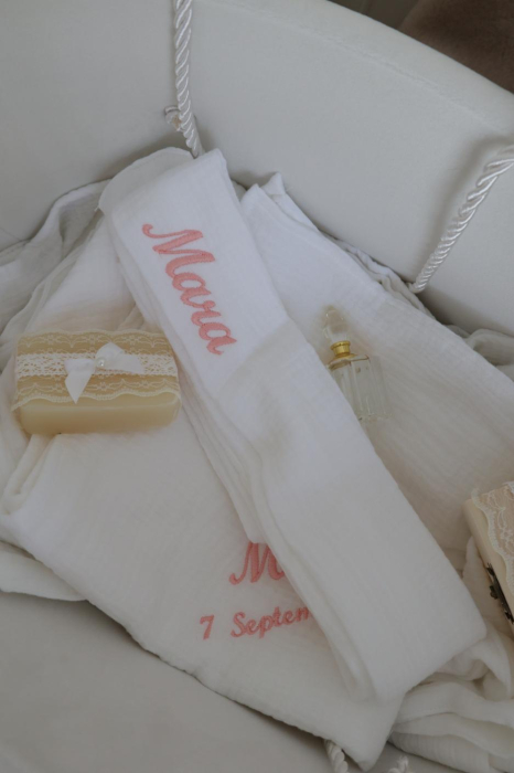 Set complet de botez pentru fetițe – rochiță elegantă, trusou din muselină fină și lumânare opțională. Eleganță, delicatețe și rafinament pentru o zi de neuitat. [5]