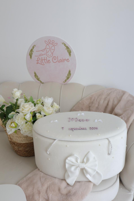 Set complet de botez pentru fetițe – rochiță elegantă, trusou din muselină fină și lumânare opțională. Eleganță, delicatețe și rafinament pentru o zi de neuitat. [4]