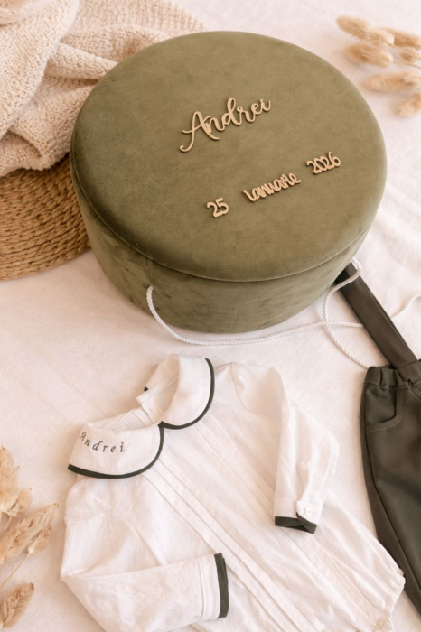 Set Botez Băieți Personalizat Liam– Costum cu Bretele, Cufăr Catifea & Trusou Muselină OEKO-TEX® [2]