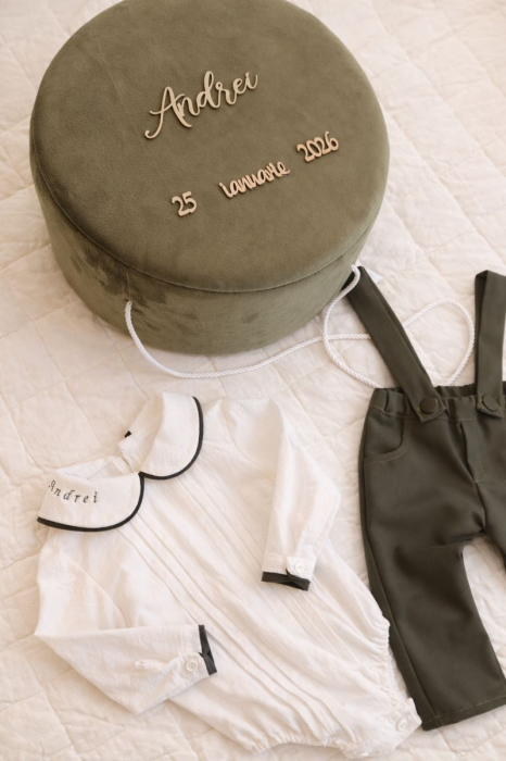 Set Botez Băieți Personalizat Liam– Costum cu Bretele, Cufăr Catifea & Trusou Muselină OEKO-TEX® [3]