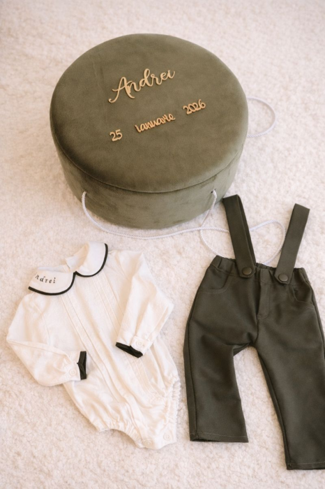 Set Botez Băieți Personalizat Liam– Costum cu Bretele, Cufăr Catifea & Trusou Muselină OEKO-TEX® [4]