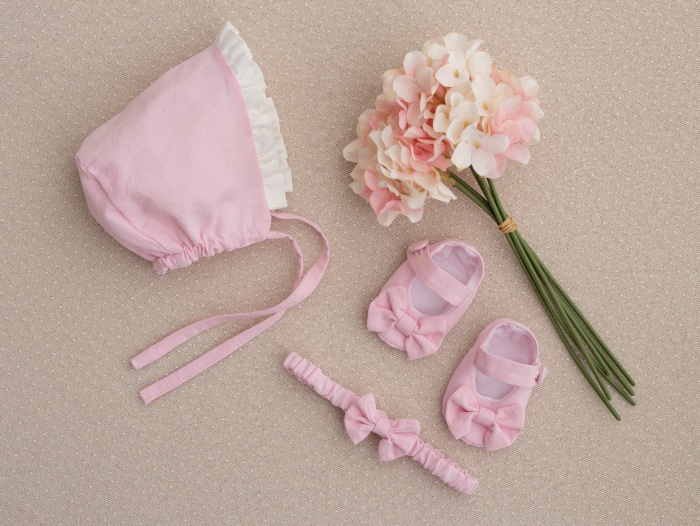 Set botez fete personalizat – Rochiță roz elegantă, trusou muselină brodat și cutie premium cu închidere magnetică [12]