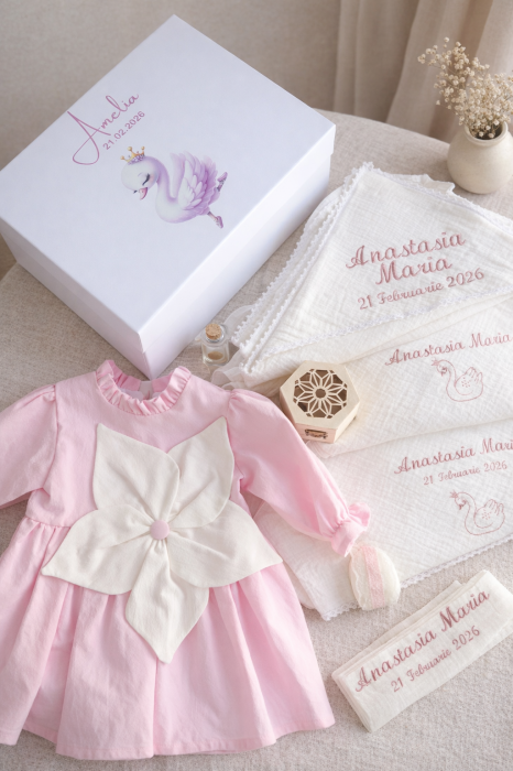 Set botez fete personalizat – Rochiță roz elegantă, trusou muselină brodat și cutie premium cu închidere magnetică [3]