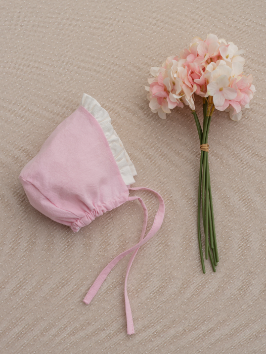 Set botez fete personalizat – Rochiță roz elegantă, trusou muselină brodat și cutie premium cu închidere magnetică [11]