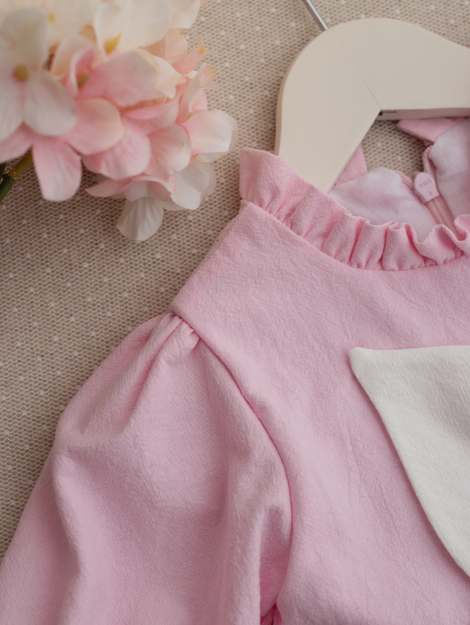 Set botez fete personalizat – Rochiță roz elegantă, trusou muselină brodat și cutie premium cu închidere magnetică [13]