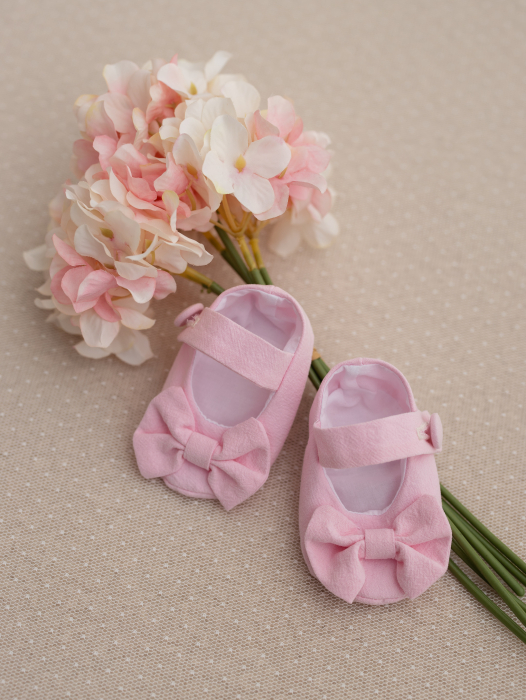 Set botez fete personalizat – Rochiță roz elegantă, trusou muselină brodat și cutie premium cu închidere magnetică [8]