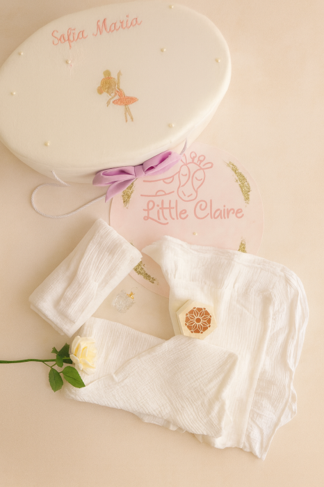 Set Botez Fetiță – Cufăr Personalizat, Rochiță Douche Lavande și Trusou din Muselină [2]