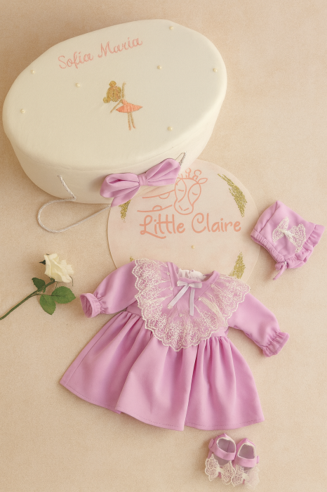 Set Botez Fetiță – Cufăr Personalizat, Rochiță Douche Lavande și Trusou din Muselină [1]