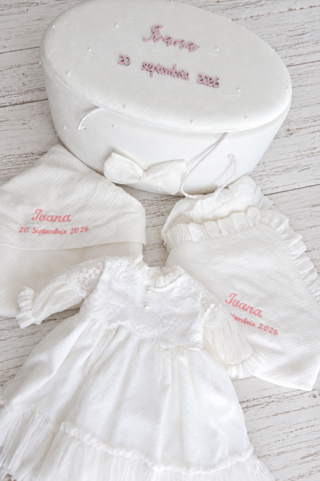 Set Botez Fetiță – Rochiță Albă, Trusou Muselină și Cufăr Personalizat Elisabeta- Little Claire [8]