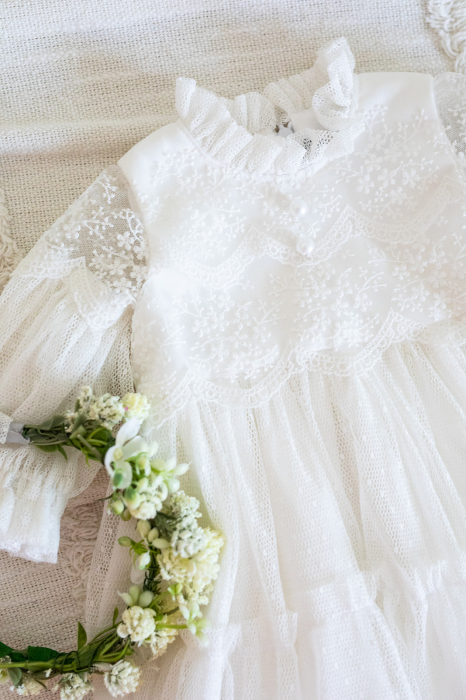 Set Botez Fetiță – Rochiță Albă, Trusou Muselină și Cufăr Personalizat Elisabeta- Little Claire [3]