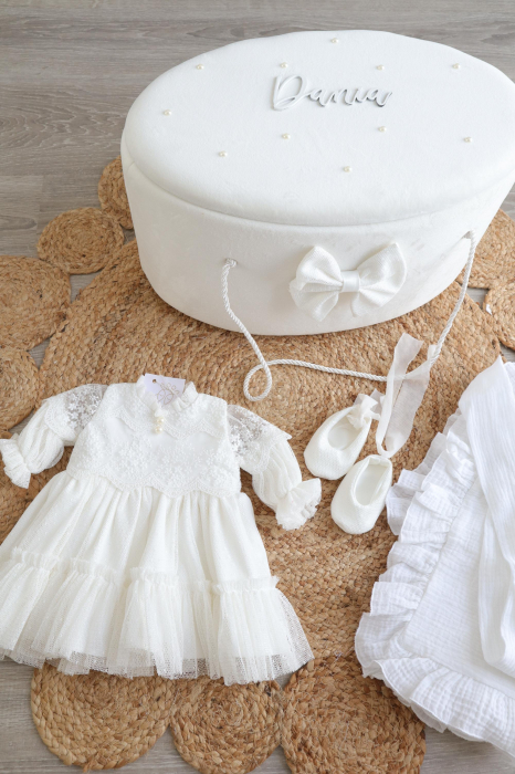 Set Botez Fetiță – Rochiță Albă, Trusou Muselină și Cufăr Personalizat Elisabeta- Little Claire [2]