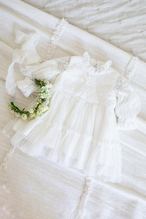 Set Botez Fetiță – Rochiță Albă, Trusou Muselină și Cufăr Personalizat Elisabeta- Little Claire [5]