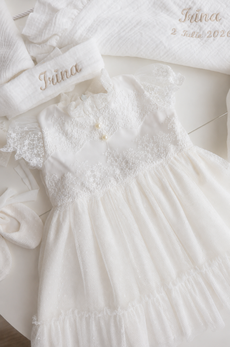 Set Botez Fetiță – Rochiță Albă, Trusou Muselină și Cufăr Personalizat Elisabeta- Little Claire [8]