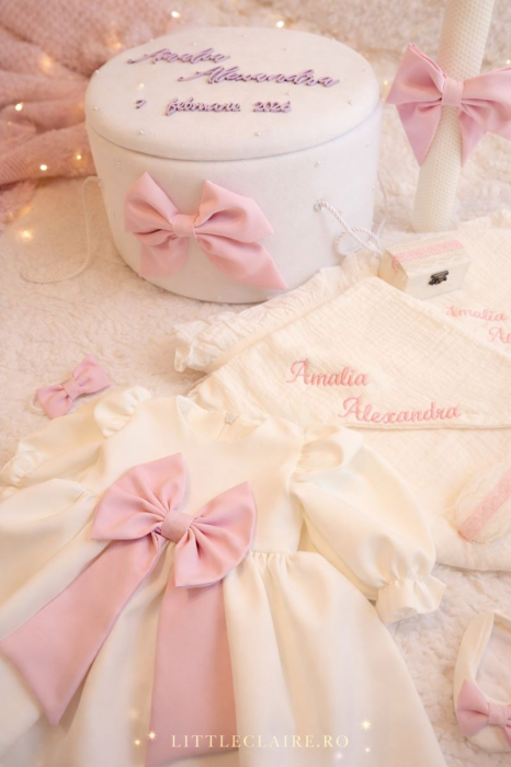 Set Botez Fetiță Personalizat Premium cu Rochiță și Trusou din Muselină – LittleClaire [2]