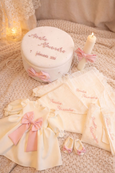 Set Botez Fetiță Personalizat Premium cu Rochiță și Trusou din Muselină – LittleClaire [4]