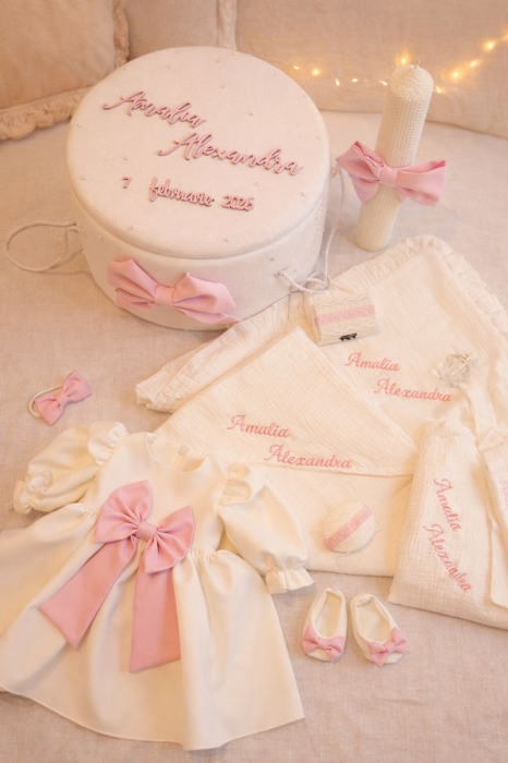Set Botez Fetiță Personalizat Premium cu Rochiță și Trusou din Muselină – LittleClaire [5]