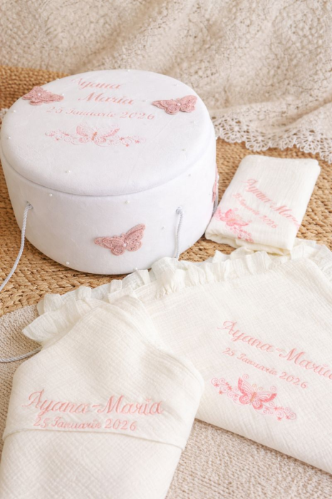 Set botez fetiță personalizat – salopetă, trusou și cufăr [6]