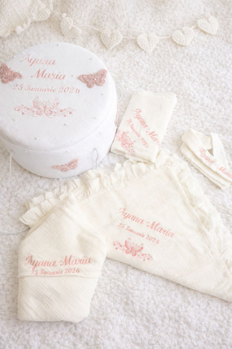 Set botez fetiță personalizat – salopetă, trusou și cufăr [4]