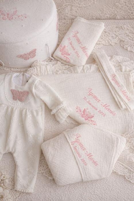 Set botez fetiță personalizat – salopetă, trusou și cufăr [2]