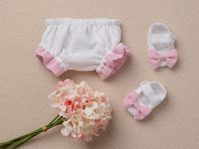 Set Botez Personalizat din Muselină – Rochiță Ralu, Trusou Brodat și Cufăr Luxury Decorat [14]