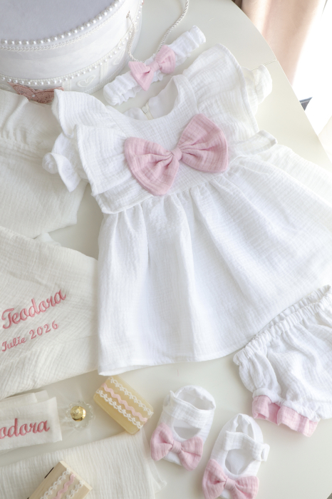 Set Botez Personalizat din Muselină – Rochiță Ralu, Trusou Brodat și Cufăr Luxury Decorat [2]