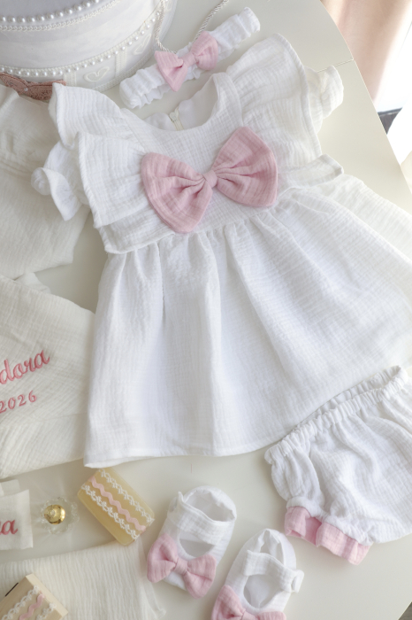 Set Botez Personalizat din Muselină – Rochiță Ralu, Trusou Brodat și Cufăr Luxury Decorat [8]