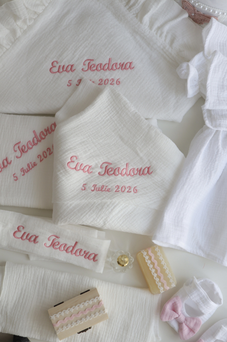 Set Botez Personalizat din Muselină – Rochiță Ralu, Trusou Brodat și Cufăr Luxury Decorat [9]