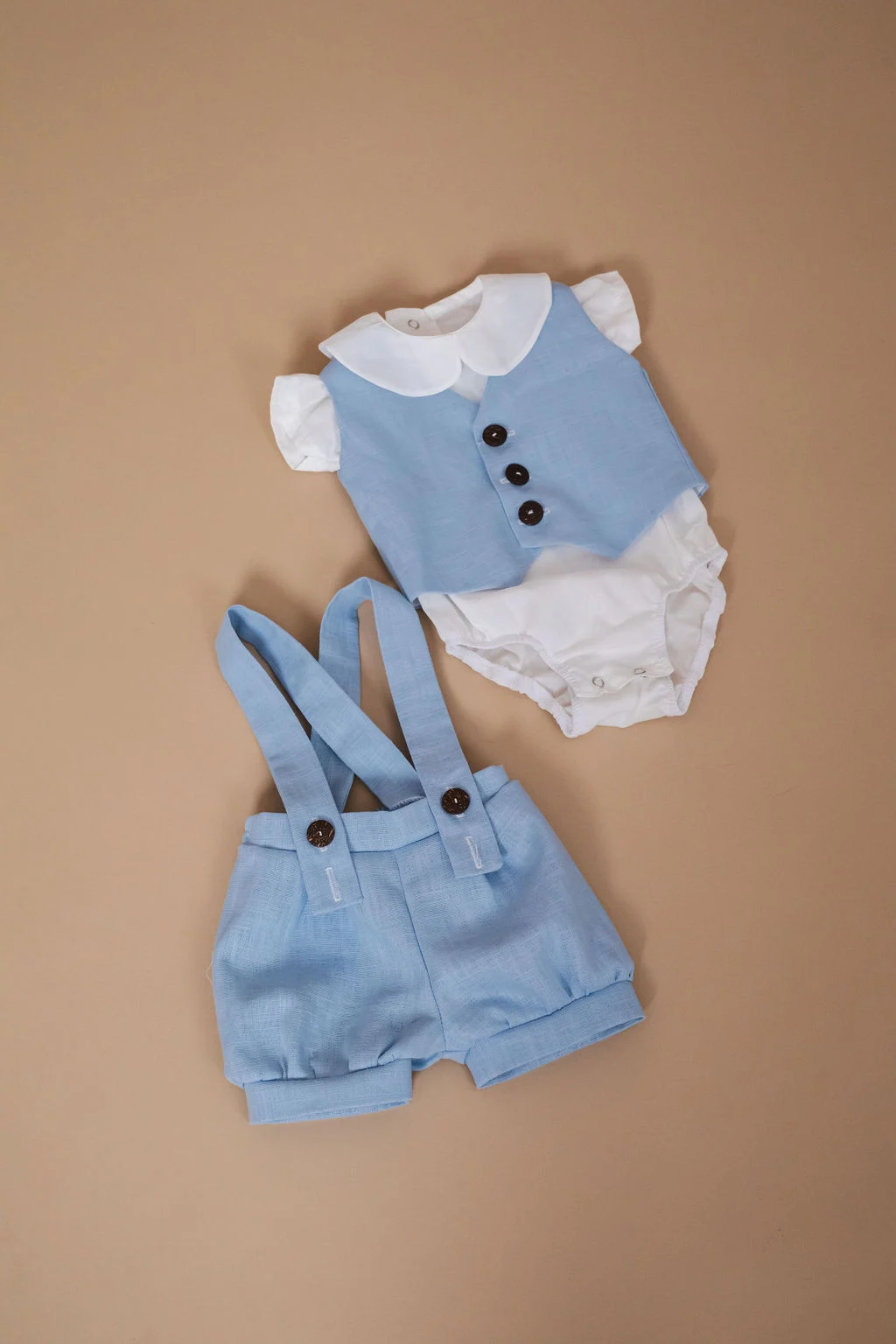 Set de botez Edward Ursuleț – Costum botez băieți 3 piese din in, trusou muselina si cufar [6]