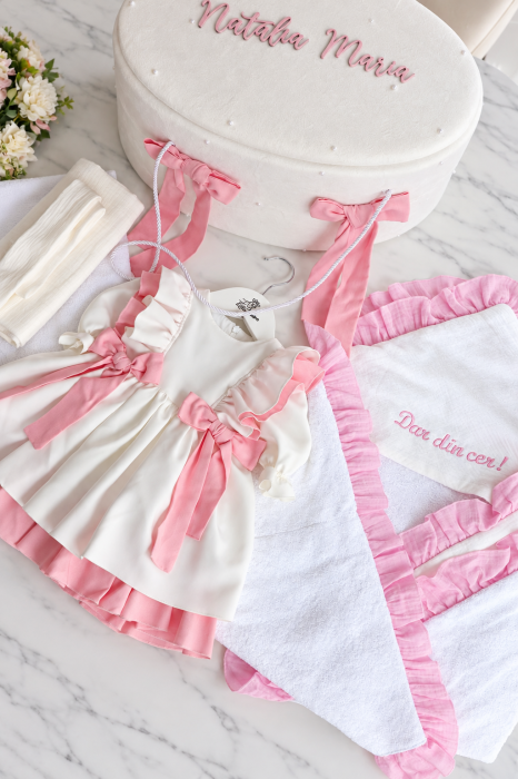 Set de botez premium Lisette – Ivory & Roz | Rochiță, Trusou din Muselină și Cufăr Elegant [2]