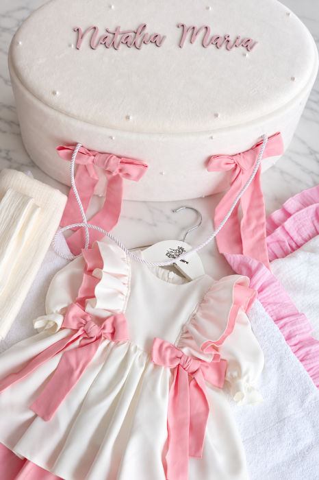 Set de botez premium Lisette – Ivory & Roz | Rochiță, Trusou din Muselină și Cufăr Elegant [4]