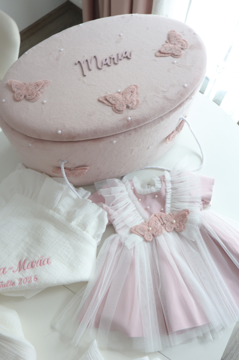 Set de botez Valerie – Rochiță elegantă, trusou din muselină și cufăr personalizat [3]