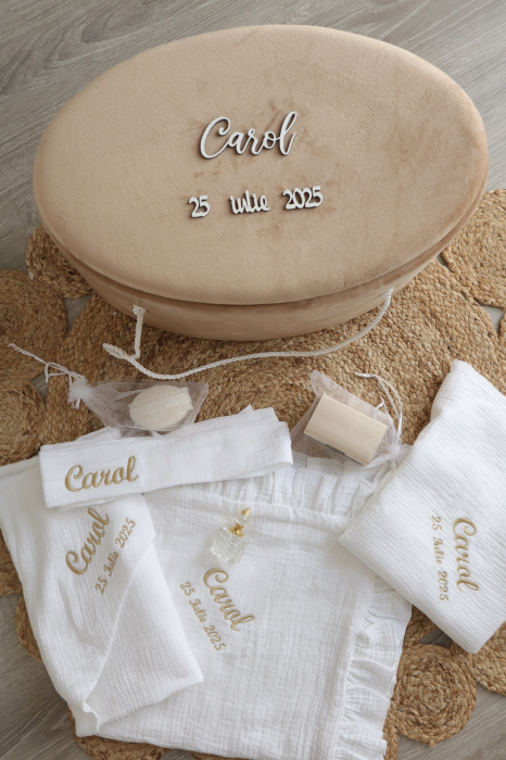 Trusou Botez Băiețel – Muselină Albă, Cufăr Catifea Personalizat - Little Claire [4]