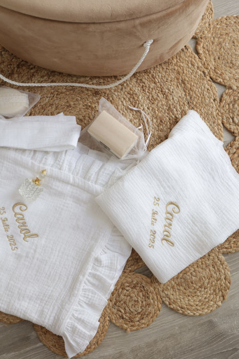 Trusou Botez Băiețel – Muselină Albă, Cufăr Catifea Personalizat - Little Claire [3]