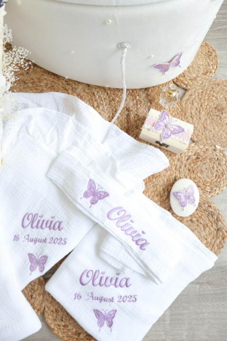 Trusou botez fetiță personalizat cu nume și dată, decor fluturi mov și perle. Lumanare botez asortată opțional. Elegant, complet, handmade. [5]