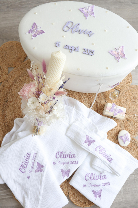 Trusou botez fetiță personalizat cu nume și dată, decor fluturi mov și perle. Lumanare botez asortată opțional. Elegant, complet, handmade. [8]