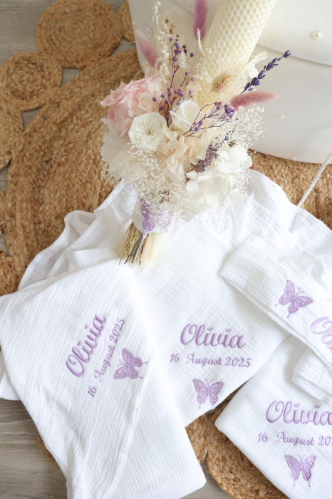 Trusou botez fetiță personalizat cu nume și dată, decor fluturi mov și perle. Lumanare botez asortată opțional. Elegant, complet, handmade. [3]
