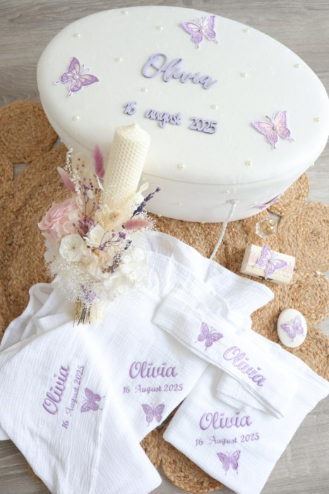 Trusou botez fetiță personalizat cu nume și dată, decor fluturi mov și perle. Lumanare botez asortată opțional. Elegant, complet, handmade. [2]