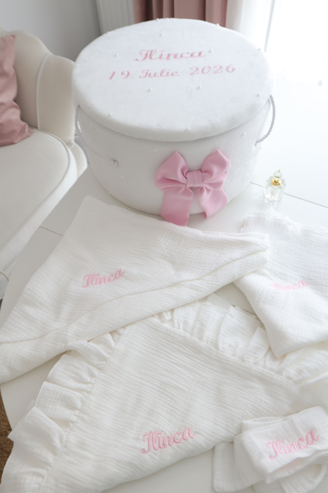 Trusou botez fetita cu personalizare prin broderie si fundita roz decor [2]