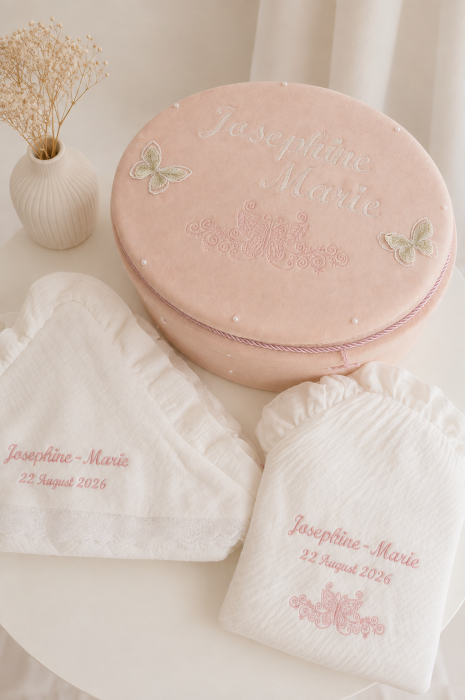 Trusou de botez personalizat cu broderie, tematică fluturaș și motive florale. Set elegant din muselină și bumbac, cu cufăr, prosop cu căpișon, pânză de mir, fașă și prosop pentru preot. [3]