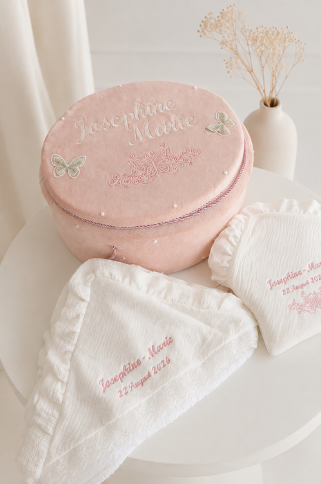 Trusou de botez personalizat cu broderie, tematică fluturaș și motive florale. Set elegant din muselină și bumbac, cu cufăr, prosop cu căpișon, pânză de mir, fașă și prosop pentru preot. [2]
