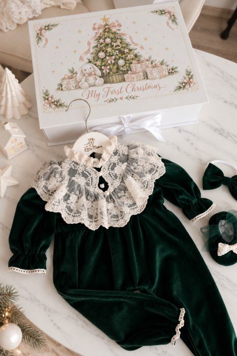 Set cadou Winter Wonderland Little Claire cu salopetă verde din catifea, dantelă ivoire, botoșei, bentiță și cutie My First Christmas. [2]