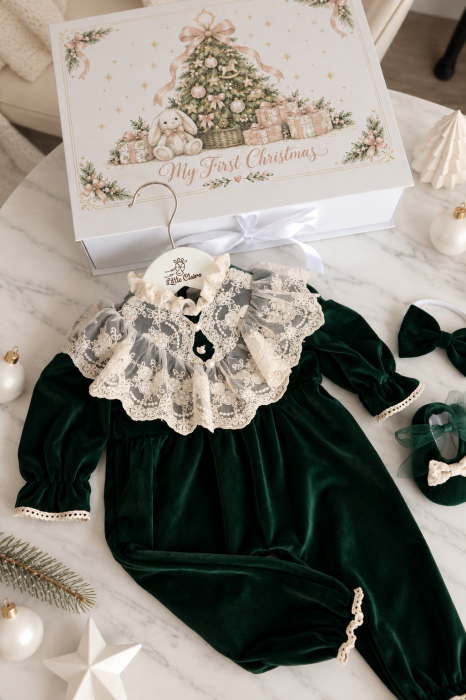 Set cadou Winter Wonderland Little Claire cu salopetă verde din catifea, dantelă ivoire, botoșei, bentiță și cutie My First Christmas. [3]