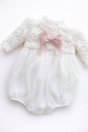 BOTEZ FETIȚE - Body botez fetițe „Amelia” – dantelă florală, tull vaporos și panglica roz