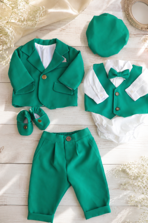 TINUTE BOTEZ BAIETEI - Costum elegant băieți 7 piese verde crud din stofă Barbie premium, cu sacou căptușit cu bumbac și body tip cămașă din bumbac. Ideal pentru botez, nuntă și evenimente speciale.