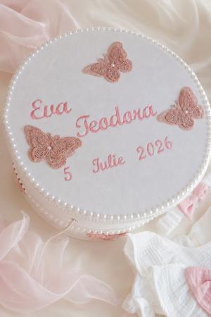 TRUSOURI BOTEZ FETITE - Cufar de botez personalizat, decor dantela, perlute si fluturasi