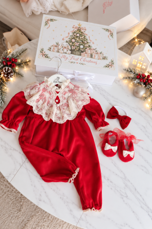 SETURI CADOU CRACIUN-FETITE - Set cadou Little Christmas Angel cu salopetă roșie din catifea, dantelă ivoire, botoșei, bentiță și cutie My First Christmas.